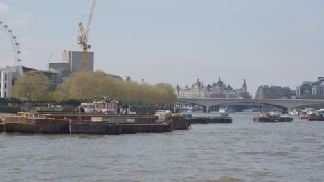 Blick-Vom-Boot-Auf-Die-Themse,-Nähert-Sich-Der-Waterloo-Brücke-Und-Zeigt-Das-Südufer-Und-Das-London-Eye